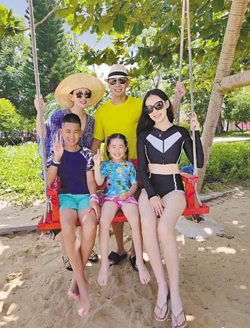 赵文卓（后右）全家海边度假。
网上图片