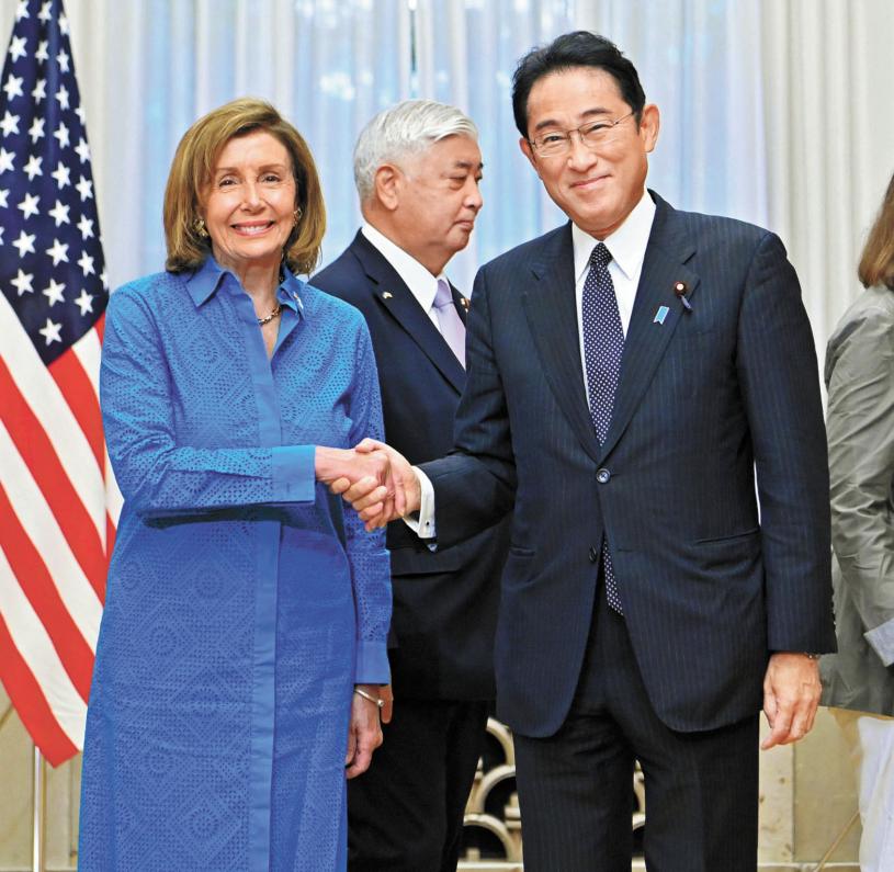 到訪日本的美國眾議院議長佩洛西（左）與日本首相岸田文雄握手。美聯社
