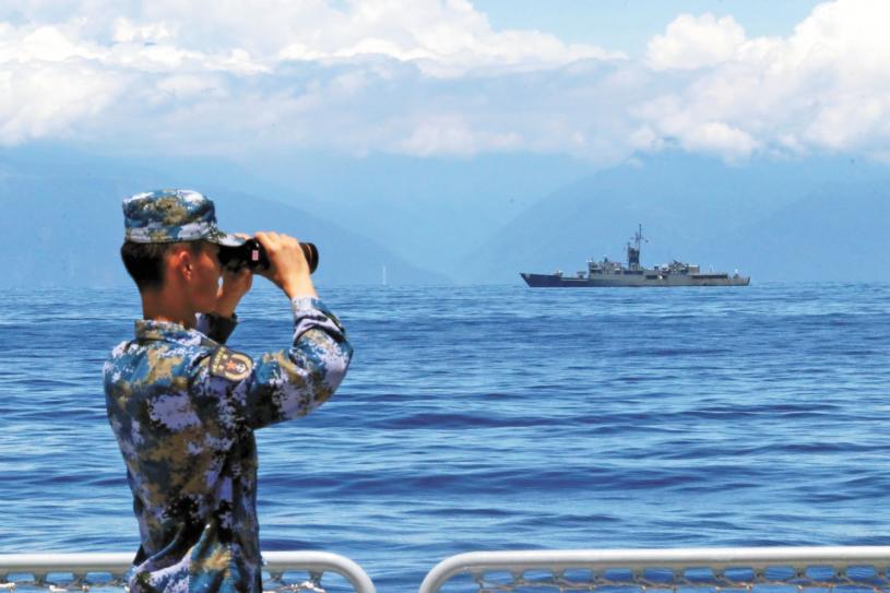中國東部戰區繼續在台島周邊海空域開展實戰化聯合演訓。圖為艦上官兵在瞭望觀察。新華社