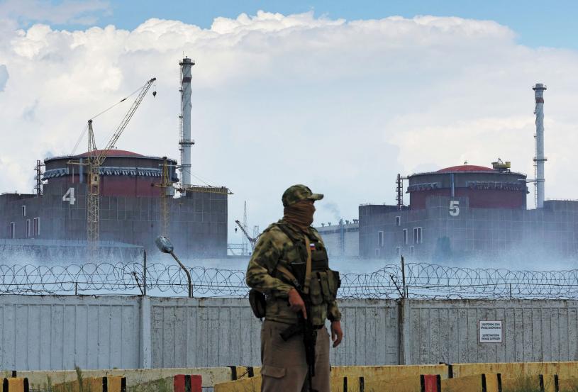 俄軍士兵在扎波羅熱核電站附近站崗。路透社