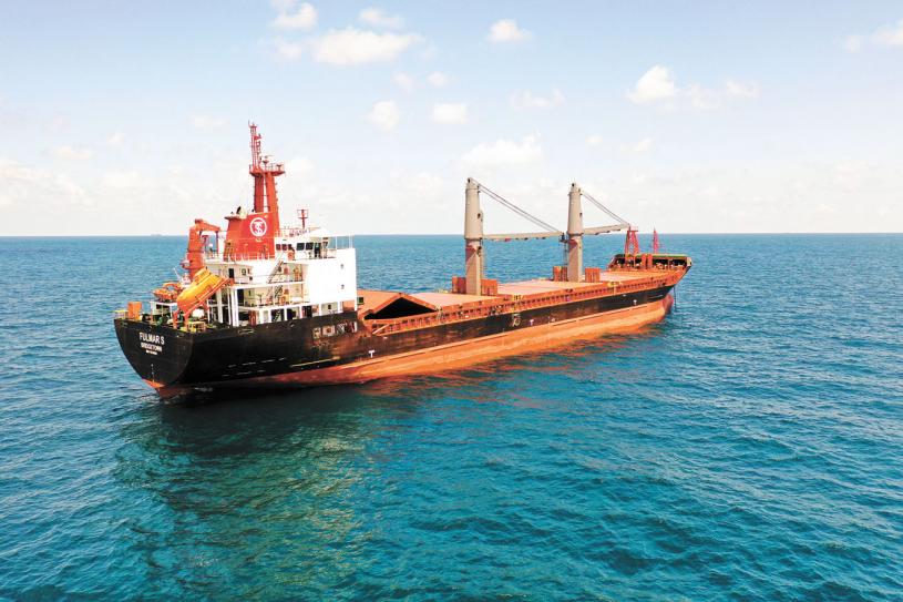 俄乌战事爆发以来，悬挂巴巴多斯国旗的外国货船Fulmar S号抵达乌克兰港口，将运送谷物出口。路透社