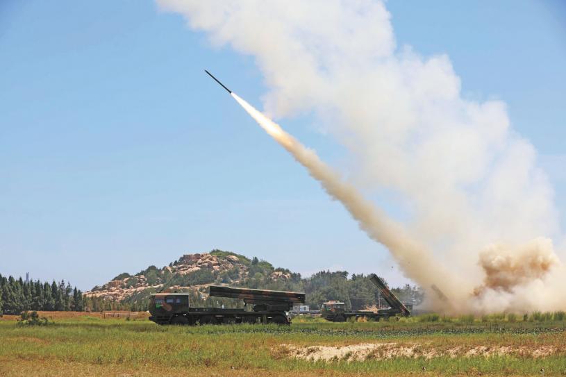 解放軍東部戰區位台島周邊開展規模空前的實戰化聯合演訓，圖為發射導彈。新華社