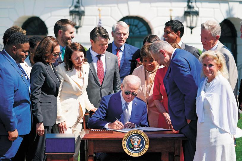 美國總統拜登（中）9日在白宮南草坪簽署《芯片與科學法案》。法新社