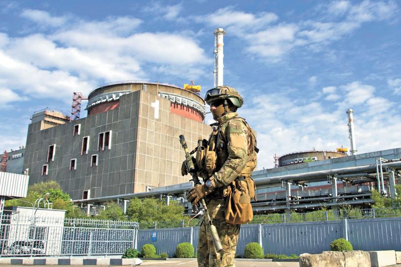 俄烏互相指責對方攻擊扎波羅熱核電廠，圖為俄軍士兵駐守核電廠。法新社