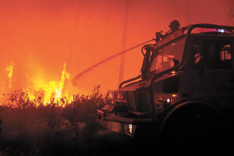 法国今夏遭受历史性干旱和数波热浪，森林野火频传，图为消防员在灭火。美联社