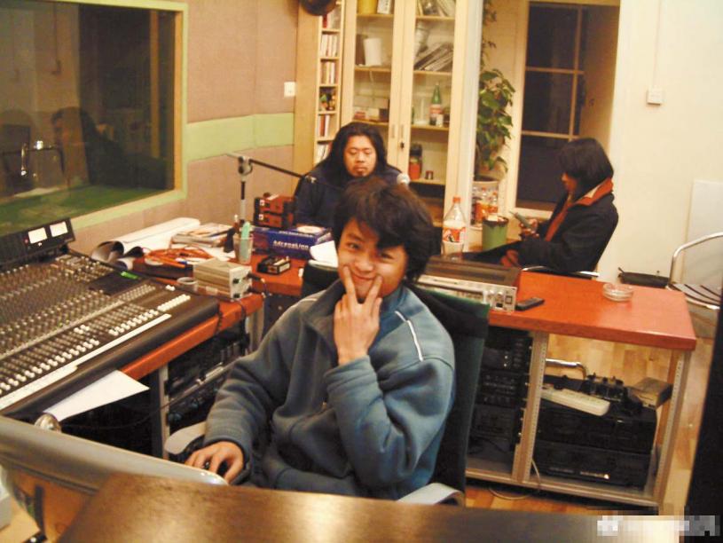 音乐人张博生前在录音室开心比耶。 网上图片