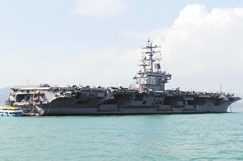 美国高官表示未来数周将通过台湾海峡进行标准空中与海上通行。美军航母“列根号”（图）正在菲律宾海执行任务。路透社