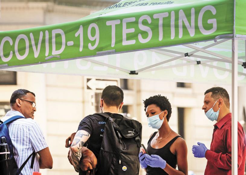 今年7月，民眾在紐約街頭的一個新冠病毒檢測點等待測試。路透社資料圖片