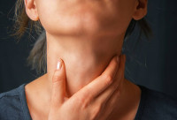 口臭｜男子喉嚨不適咳出極臭黃色結石 拆解扁桃腺結石成因及預防方法
