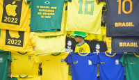 致命颜色｜黄绿战衣成选举工具 巴西球迷抢购蓝衫
