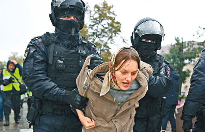俄罗斯的局部动员令，引发全国各地民众抗议，警察上周六在莫斯科拘捕一名女示威者。
