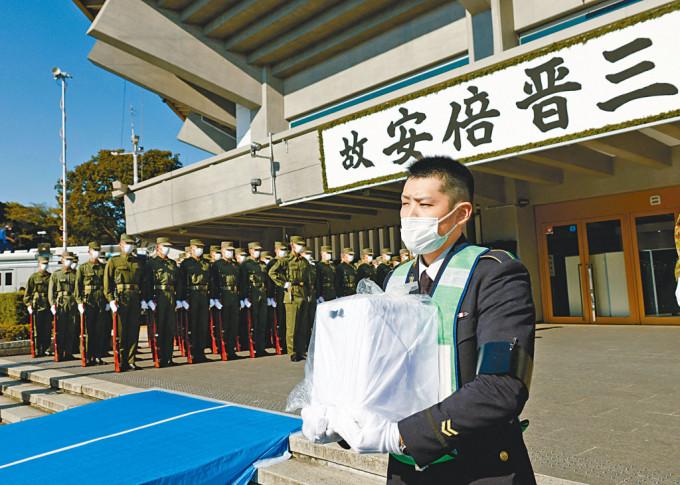 日本自衞队员周一在日本武道馆彩排安倍晋三国葬仪式，捧着假装载有安倍骨灰的箱子。