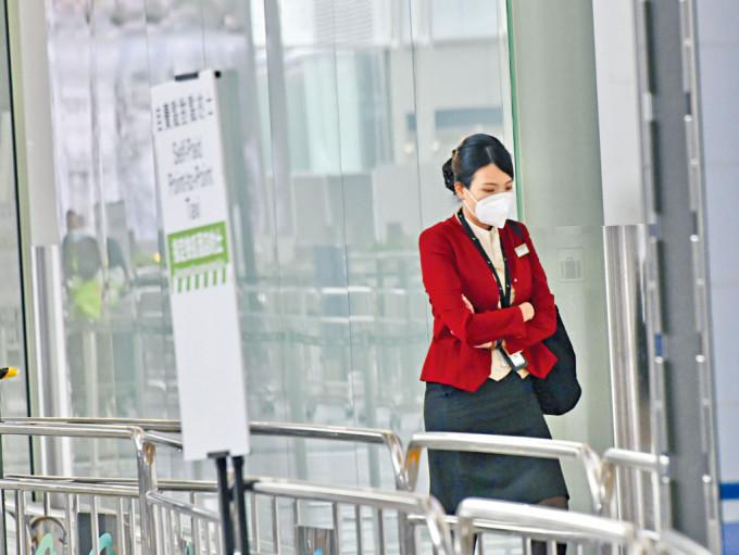 入境检疫松绑掀起旅游潮，有航空公司因人手问题感苦恼。
