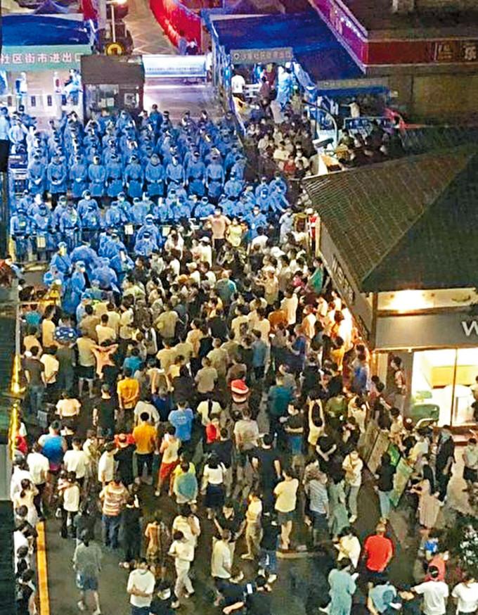 深圳沙尾村居民和警察對峙，雙方爆發衝突。
