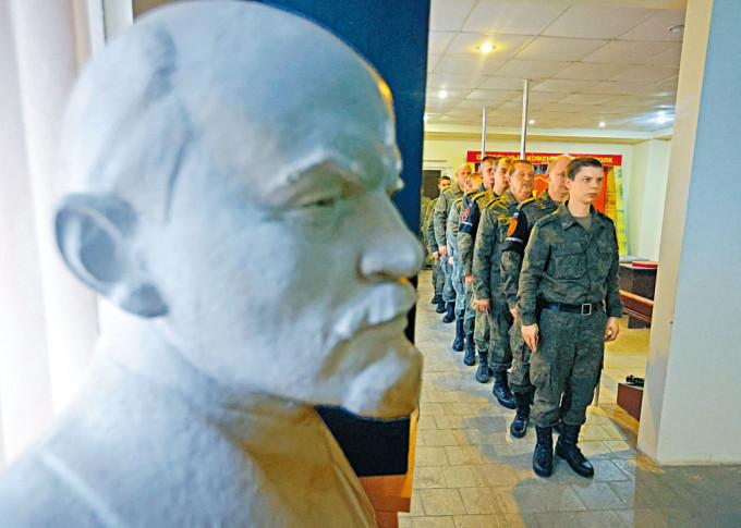 乌东卢甘斯克的一批士兵，在前苏联领袖列宁的雕像旁，就入俄公投列队投票。