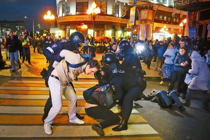 防暴警察周三在莫斯科拘捕反動員令示威者。