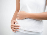 肚痛｜女子經常肚痛揭患急性膽囊炎 醫生教看肚痛位置自測症狀