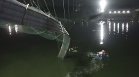 印度吊桥断裂500人落水 至少91死30伤 事发前影片曝光