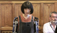 机器人艺术家Ai-Da登英国会  回答议员科技创意产业提问
