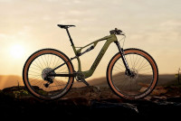 Urta Hybrid全悬挂电动自行车  全碳纤维车架仅重16公斤