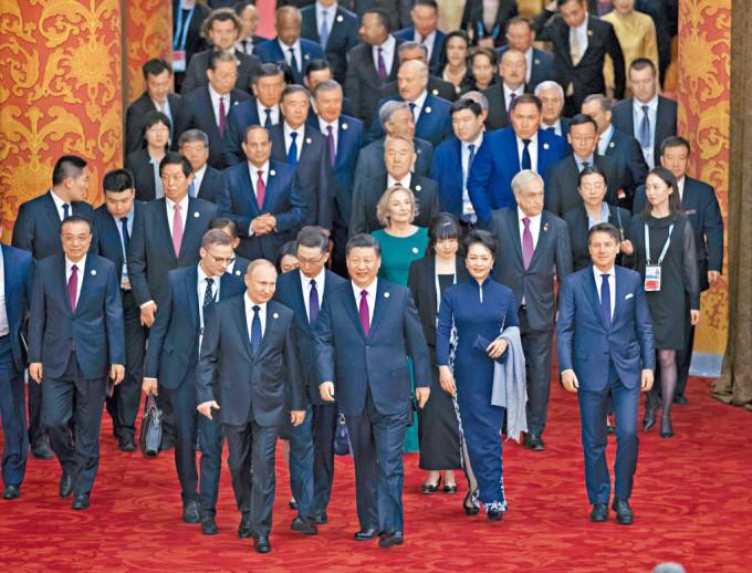 二○一九年，习近平在北京欢迎出席“一带一路”高峰论坛的各国政要。