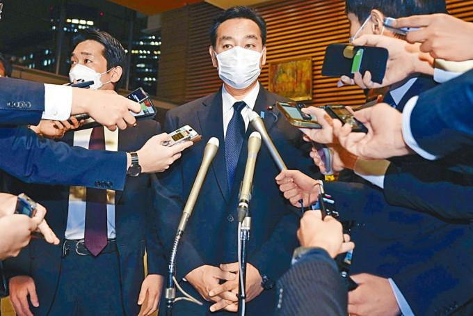 日本经济再生大臣山际大志郎周一在首相官邸被记者包围。
