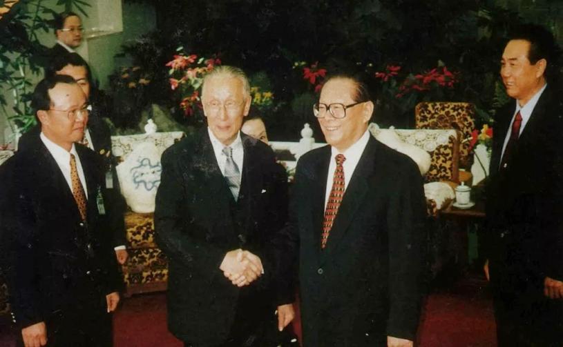 1998年中共总书记江泽民在北京钓鱼台宾馆与海峡交流基金会董事长辜振甫会面握手，言谈甚欢。
