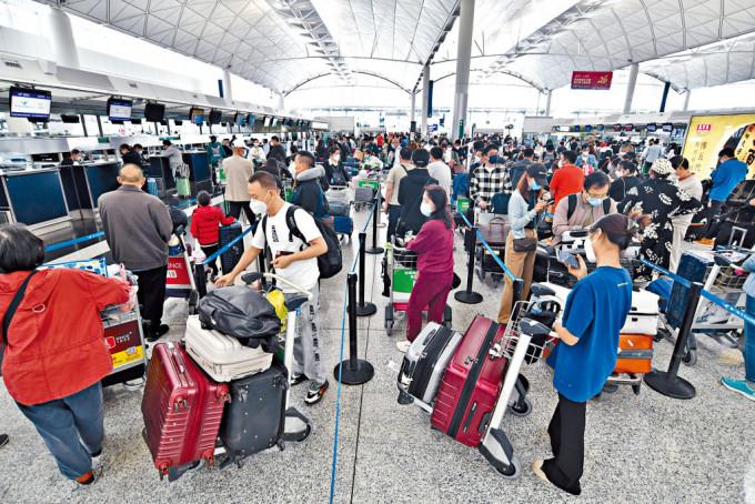 台灣宣布容許本港旅行團入境後，三家旅行社昨日率先出發。
