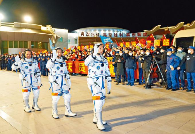 神舟十五号太空人费俊龙（前）、邓清明（中）及张陆举行出征仪式。
