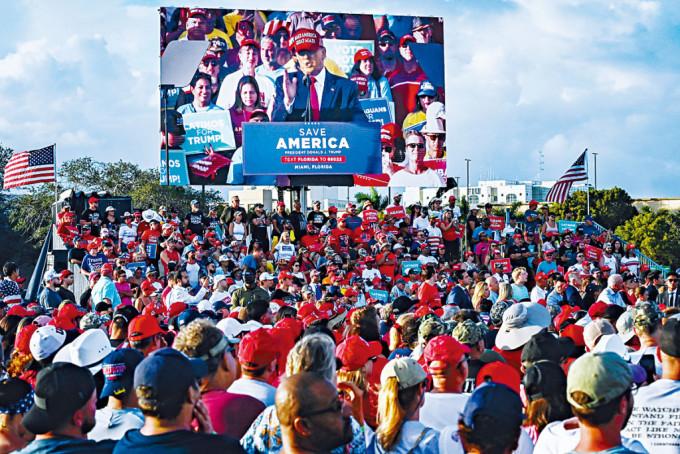 特朗普周日在佛州迈阿密的共和党造势集会上发言，为参议员鲁比奥拉票。
