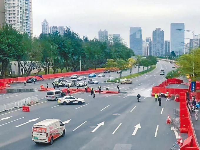 广州多区宣布解封，围封水马被拆除，道路恢复通行。
