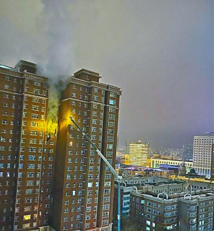 火警位於高層住宅十五樓，火勢向上蔓延。
