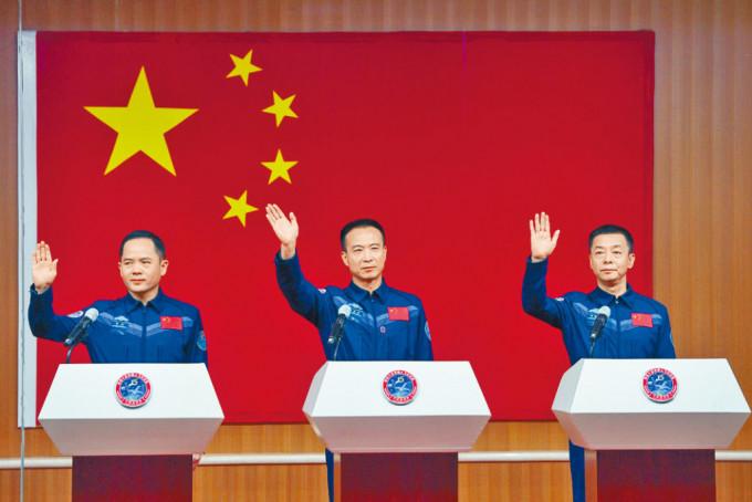 太空人費俊龍（中）、鄧清明（右）、張陸（左）昨天集體亮相。
