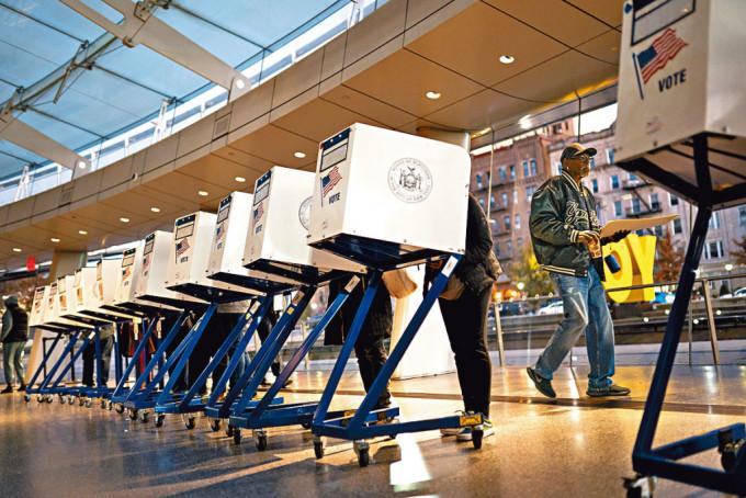 紐約市布魯克林區用作票站的布魯克林博物館，周二大清早甫開門便有選民入場投票。
