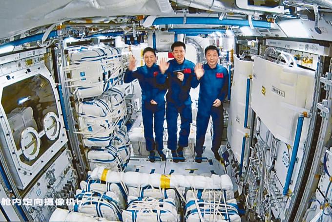 神舟十四號太空人陳冬（中）、劉洋（左）、蔡旭哲進入夢天實驗艙。
