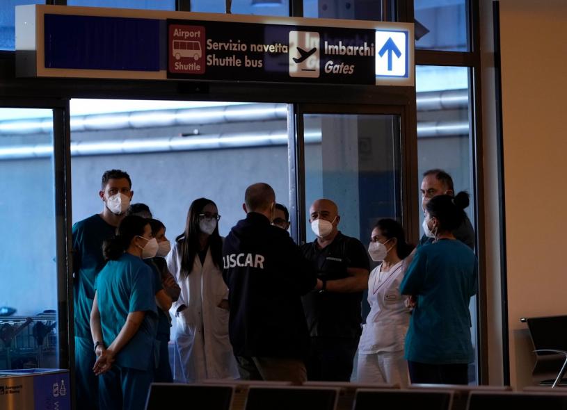 意大利强制要求所有航空公司进行冠状病毒检测后，医疗人员在罗马国际机场新冠病毒检测区严阵以待从中国广州起飞准备抵达意大利的乘客。