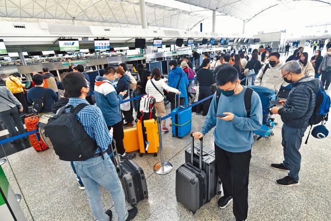 本港機場櫃位，站滿出發日本遊客。
