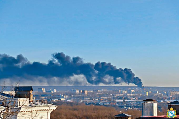 在毗邻乌克兰的俄罗斯库尔斯克，一座机场昨日遭无人机袭击，黑烟冲上半空。

