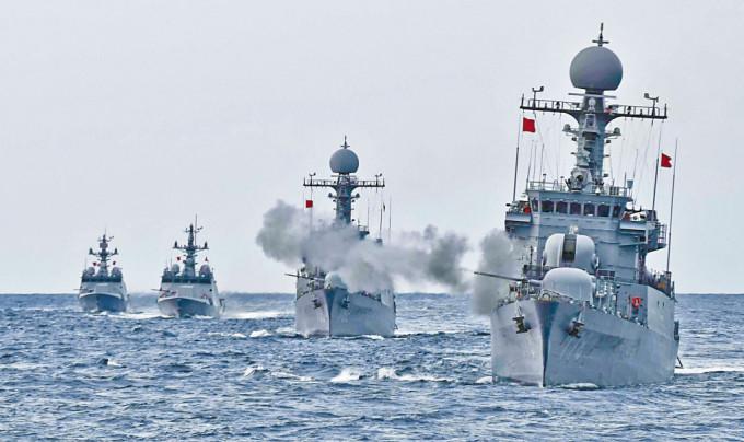 韩国海军军舰在东部海域演习。
