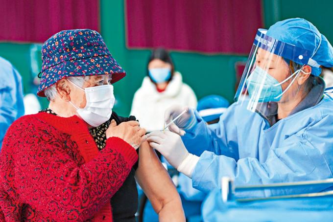中国将提高老年人的疫苗接种率。
