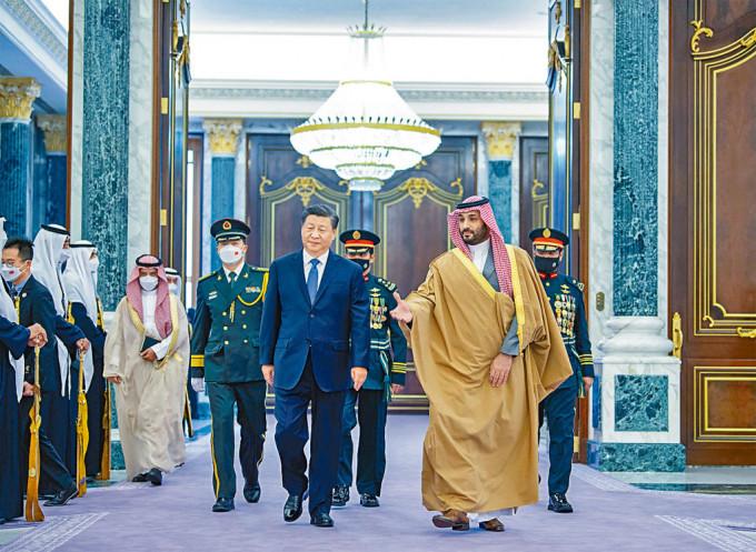 沙特皇储兼首相穆罕默德在王宫欢迎习近平。
