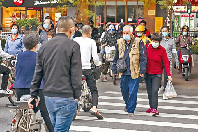 广州市多区陆续解封，街头恢复人气。
