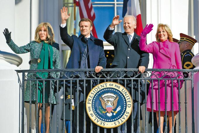 白宫周四为马克龙举行欢迎仪式，马克龙伉俪与拜登伉俪站在蓝厅阳台挥手致意。
