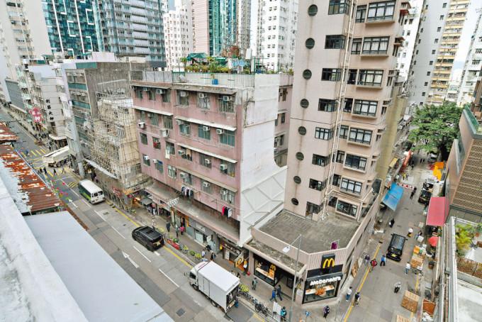 市建局公布开展皇后大道西/桂香街一个重建项目，涉及约一百个住户。
