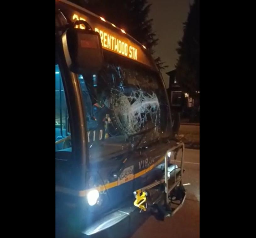 被襲擊的巴士擋風玻璃受損。網上視頻截圖