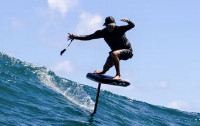 科技生活| 全球最轻电动冲浪板  机翼选项提高稳定性