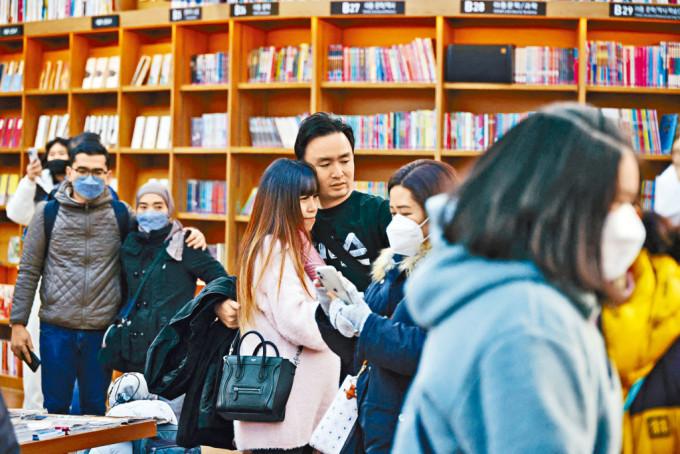 南韓昨日起解除室內口罩令，搭乘公共交通工具、出入醫療機構等高感染風險場所例外。專家表示，例外場所的口罩令最快5月可全面解除。南韓政府去年9月已解除室外口罩令。

