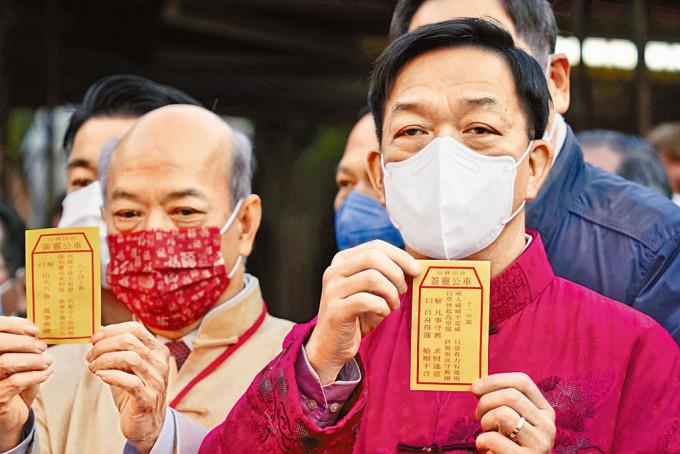 鄉議局主席劉業強昨日大年初二按照傳統習俗，到沙田車公廟為香港求得第十一號中籤。

