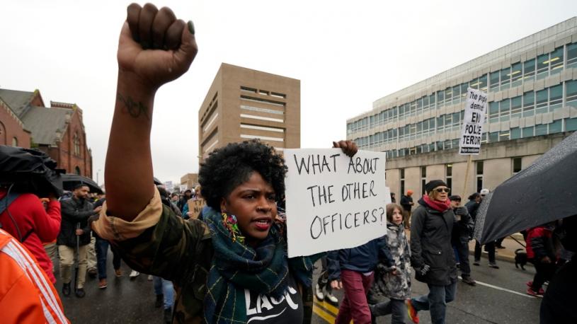 美国多个地方出现示威活动，声援黑人男子尼科尔斯。AP图