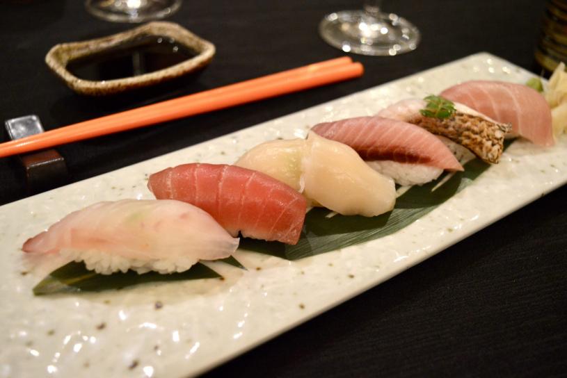 握壽司組合包括藍鰭金槍魚、北海道扇貝、海鱸、藍鰭黑鮪魚、鰤魚、銀鱈。星島記者黃憶欣攝